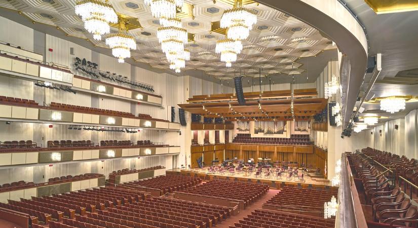 Miután sorban bojkottálják a művészek, Donald Trump két évre bezárja a nevét felvevő korábbi Kennedy koncertközpontot