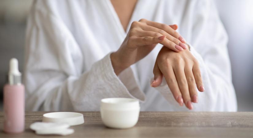 A 7 legjobb retinolos kézkrém napfoltok és ráncosodás ellen
