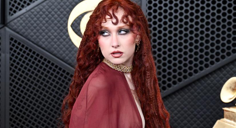 Chappell Roan mindent megmutatott: csak egy piercing takarta el a mellét a Grammy vörös szőnyegén