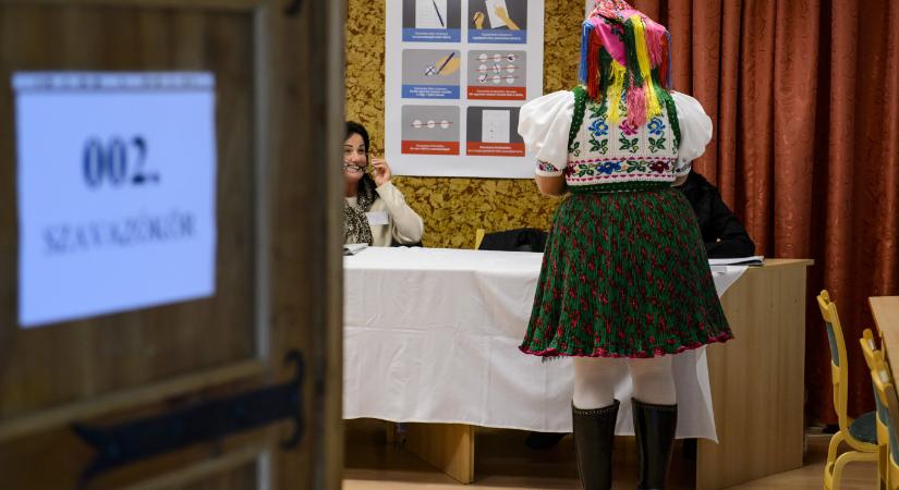 Hadházy „felerősödő romaellenes hergelésről” ír egy olyan „önazonossági” rendelet nyomán, ami csak a szociális lakásokba költözőket sújtja