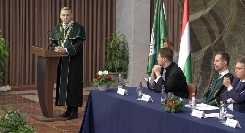 Leszedette az uniós zászlókat az agrártudományi egyetem rektora a brüsszeli diszkrimináció miatt