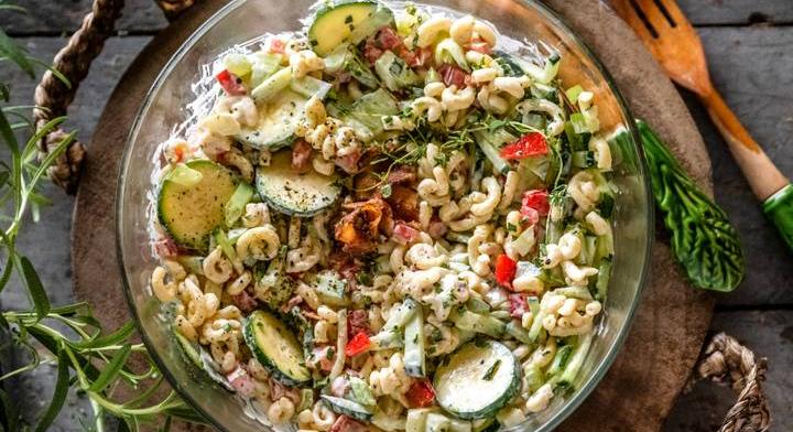 Makarónisaláta tele zöldséggel: krémes öntet koronázza meg