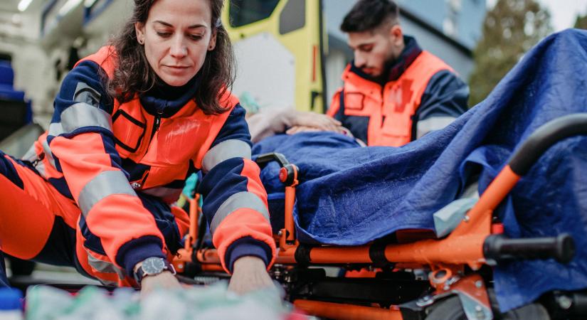 Késes és machetés támadások után golyóálló mellényt öltenek a mentősök