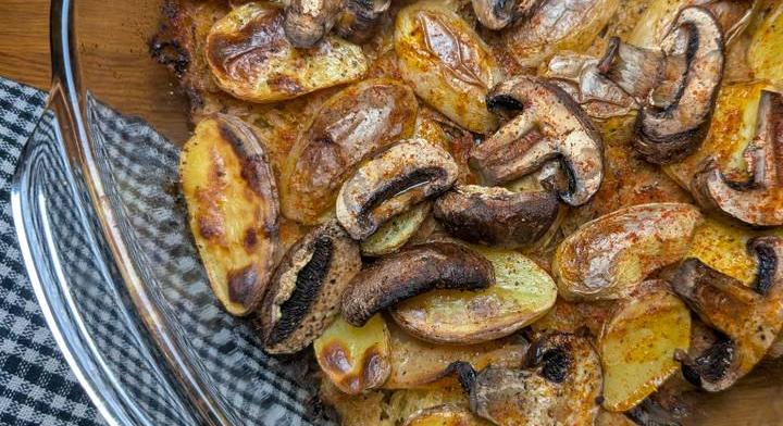 Savanyúkáposzta-ágyon sült gomba és krumpli: olcsó és ízletes fogás