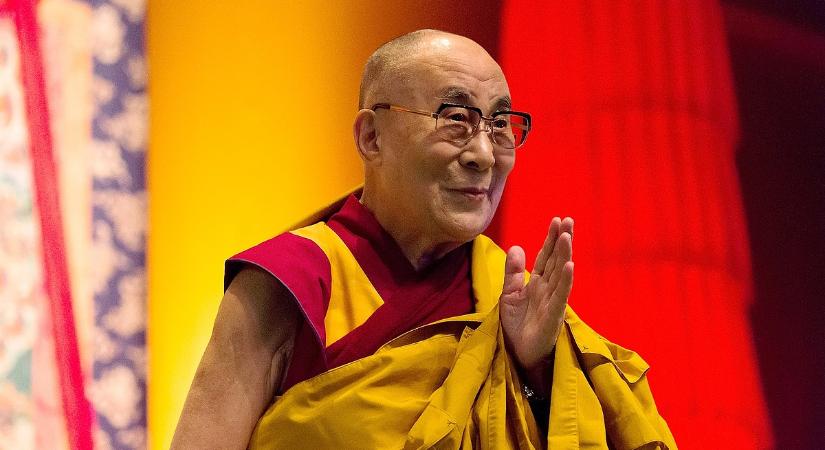 Ezt nem láttuk jönni: Grammy-díjat kapott a Dalai láma