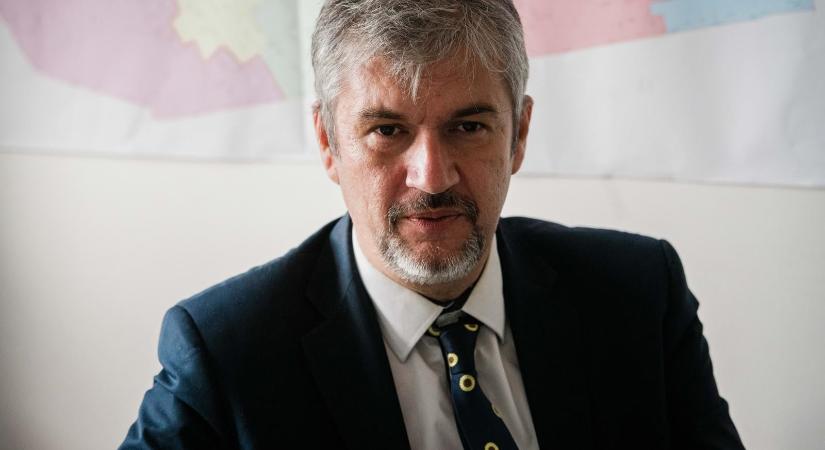 Hadházy Ákos: Csak a legelesettebbeket, a szociális bérlakásokba költözőket sújtja Rimóc község önazonossági rendelete