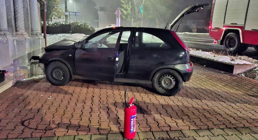 Egymást érték a balesetek Zalában, egy autó a templom falának hajtott