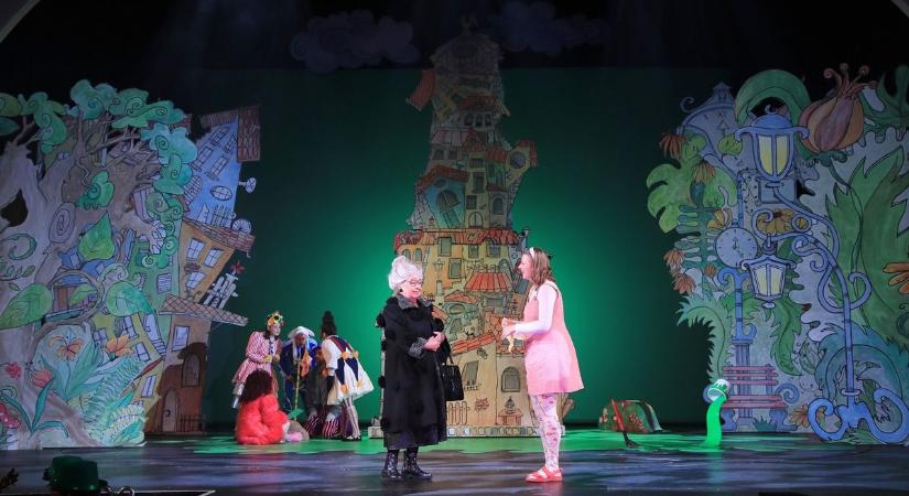 Találkozunk a színfalak mögött? Tudjuk, mit csinálsz április 4-én