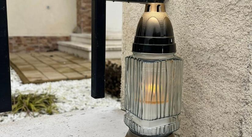 Így néz ki most Fenyő Miklós villája Zamárdiban, megjelentek a mécsesek