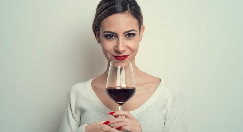 Nem véletlen ilyen: erre való a borospohár széles talpa