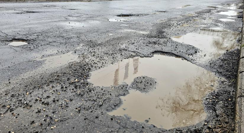 Kátyú kátyú hátán Debrecenben