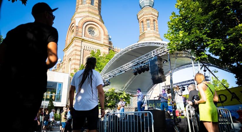 2026-ban június 12-13-án és 16-án rendezik meg Szombathely kortárs művészeti fesztiválját, a Bloomsdayt