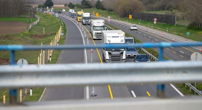 Szalagkorlátnak hajtott egy teherautó az M6-oson