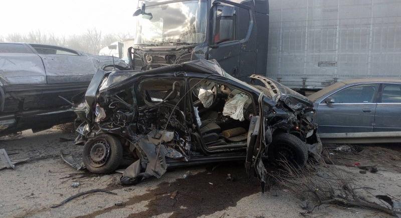 Leállt a forgalom Maglódnál, árokba rohant egy kamion