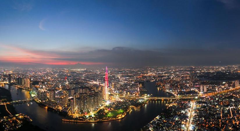 Panelház méretű magyar zászló villant fel Vietnám közepén, piros fehér zöldben úszott Ázsia egy pillanatra