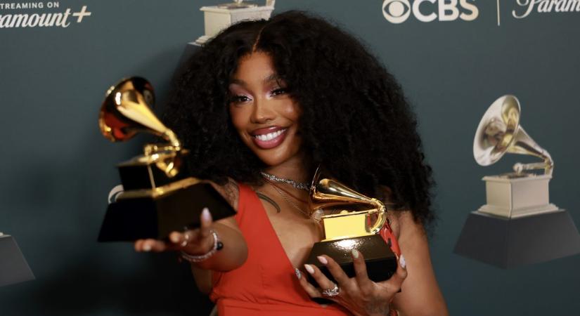 A csokornyakkendős Bad Bunnytól a tollkosztümös Lady Gagáig – a Grammy-gála képekben