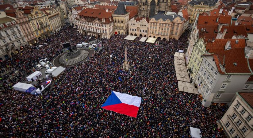 Demonstrálók tízezreivel telt meg Prága belvárosa
