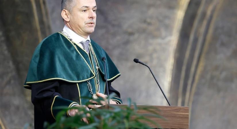 A rektor utasítására levették az uniós zászlókat a MATE területén