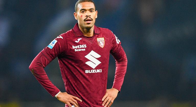 Botrány lett a barcelonai igazolás tetoválásából, az AI is Hitlernek nézte a mikrofonos alakot