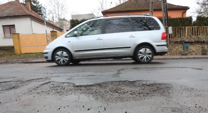 Örülünk: kátyúkat tüntetnek el Pécsen