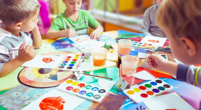 Nehéz döntés előtt a szülők: Mikor menjen iskolába a nyári gyerek?