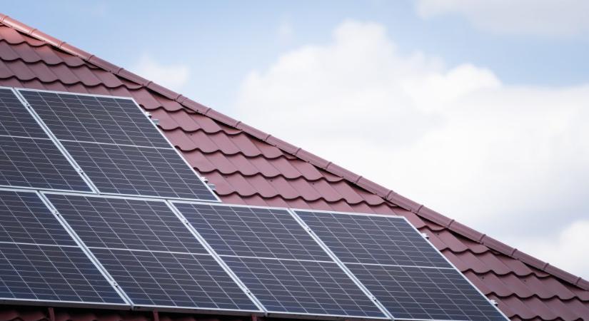 Nagy roham a napelemes energiatároló pályázatoknál hétfőn