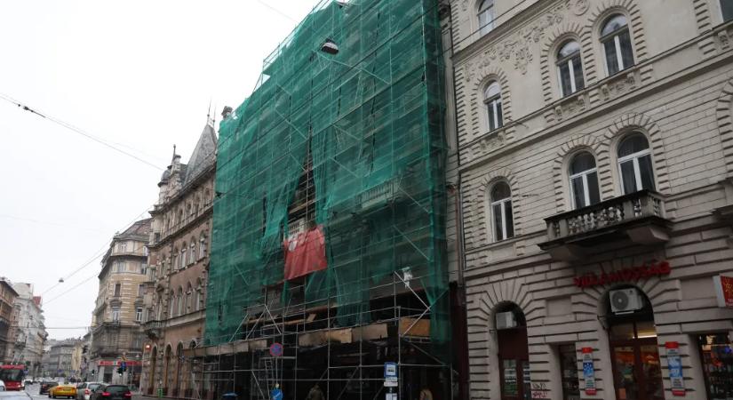 Az Epstein-aktákban budapesti látogatásokra és egy Király utcai lakás körüli huzavonára bukkantunk