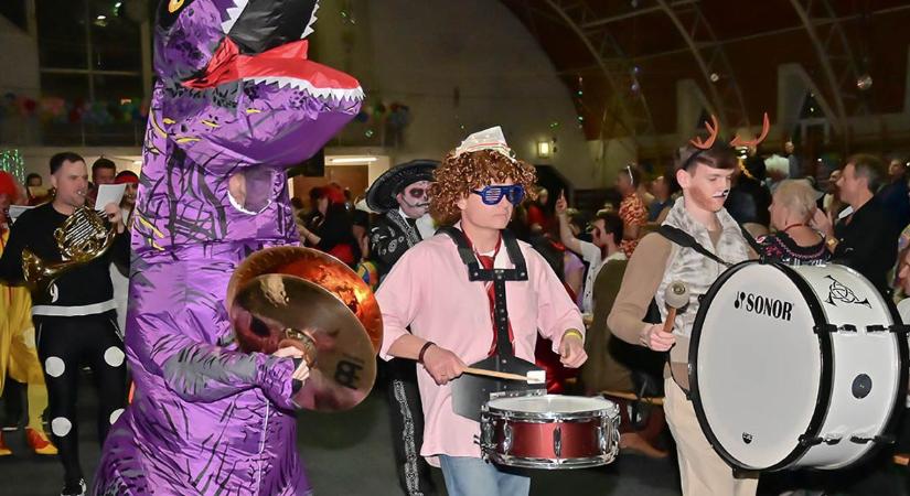 Parti a ’90-es évek hangulatában – rengeteg fotót hoztunk a kőszegi jelmezes fúvós farsangról