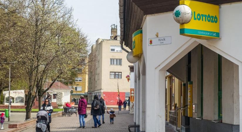 Nyilatkozott az ötöslottó nyertese, egy szakadt papucsnak köszönheti a milliárdokat