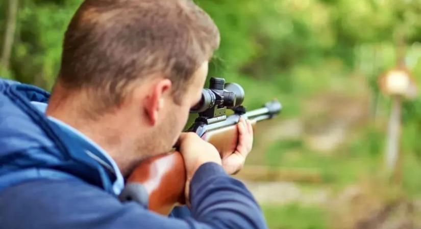 Bíróság elé áll a zalai férfi, aki nyakon lőtte szomszédját, mert zavarta, hogy füvet nyír