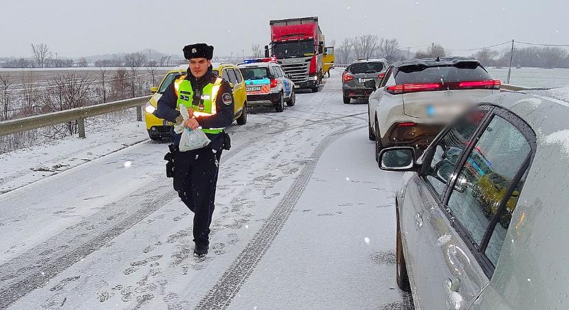 Keresztbe fordult a busz a jeges úton – teljesen lebénult a 47-es főút (galériával)