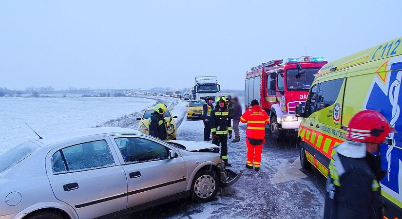 Frontális karambol a jégpáncélon Hódmezővásárhelynél – fotók a helyszínről