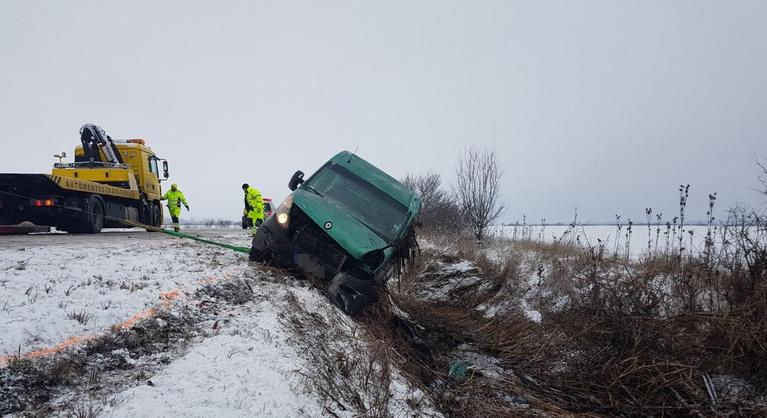 Lecsapott a havazás Magyarországra, egymást érik a balesetek