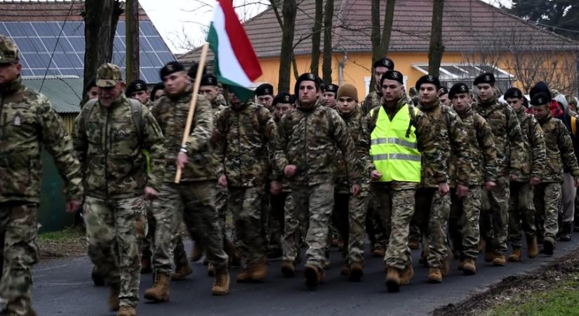 Emléktúra a hősökért – katonák, tartalékosok és diákok meneteltek szombaton