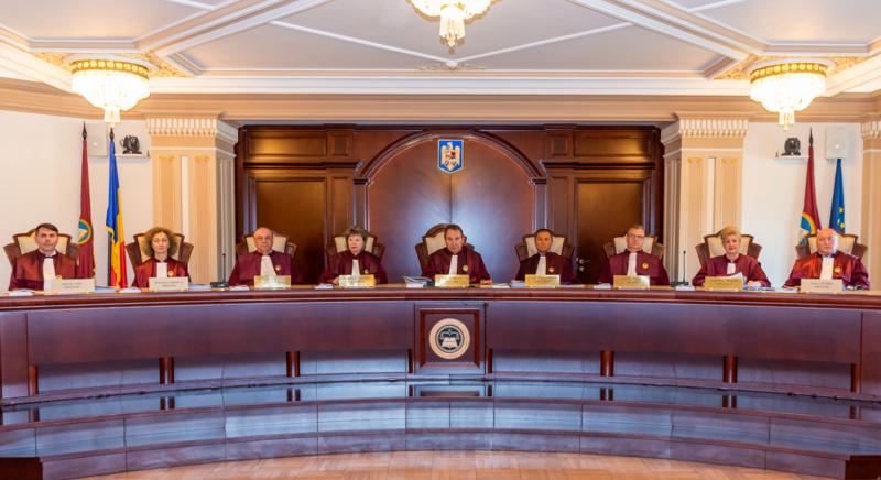 Rendre tanítanák az alkotmánybírákat