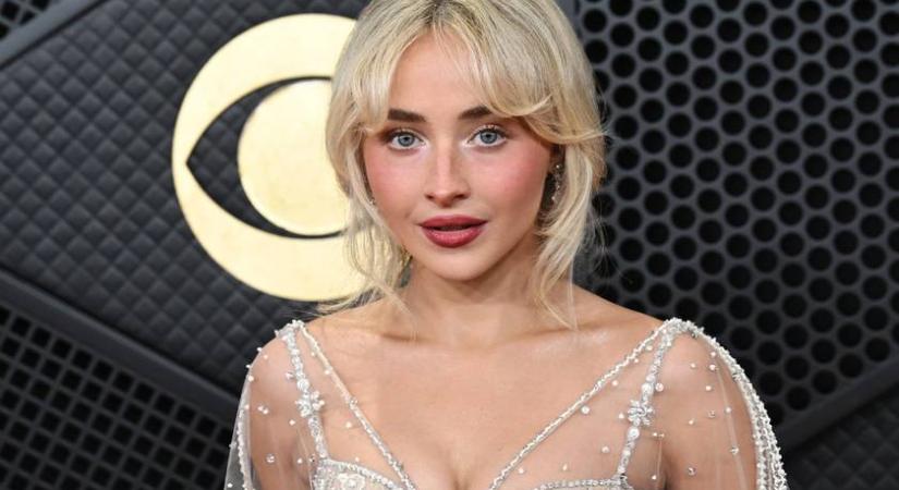 A 152 centis énekesnő átlátszó estélyiben vonult a Grammy-gálán: ilyen ruhákat viseltek a sztárok a díjátadón