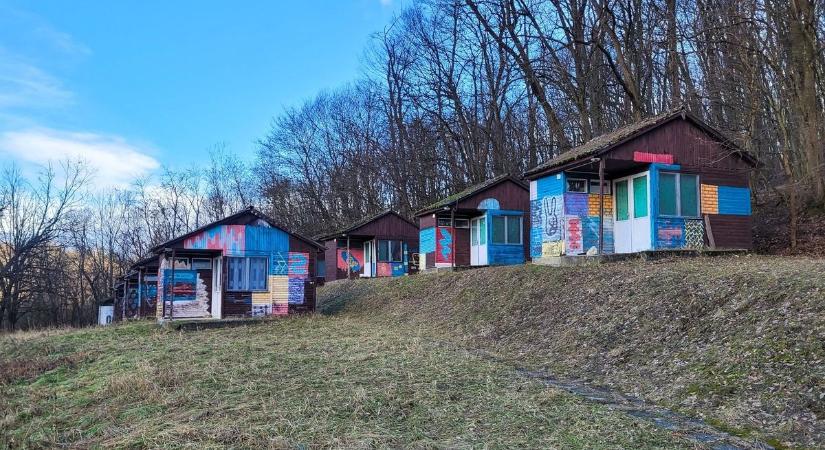Egy eltűnt világ képei: festmények őrzik a hippitábor történetét ( galéria)