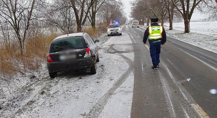 Újabb balesetet okozott a havazás, Mártélynál is árokból kellett menteni – galériával