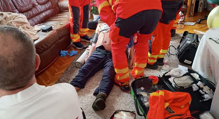 Infarktust kapott egy idős férfi, miután betörtek hozzá, rendőrök mentették meg az életét