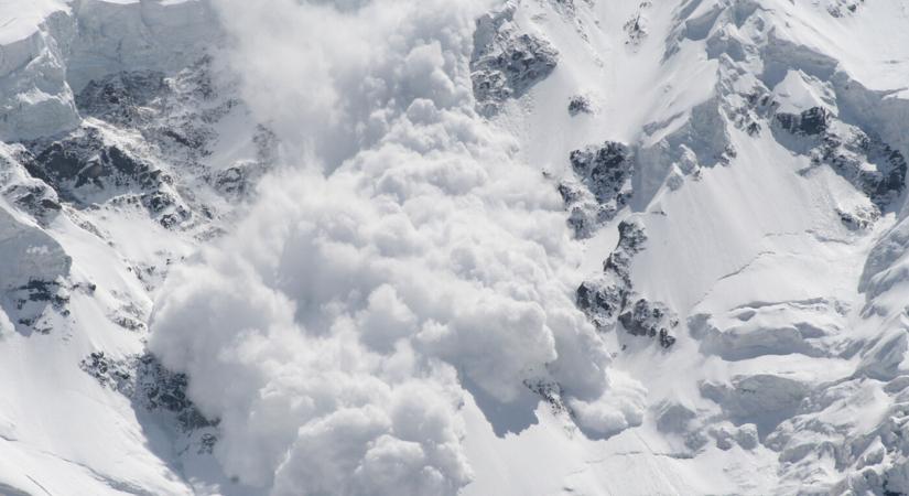 Lavina temetett maga alá szlovákiai síelőket Svájcban, egy ember meghalt