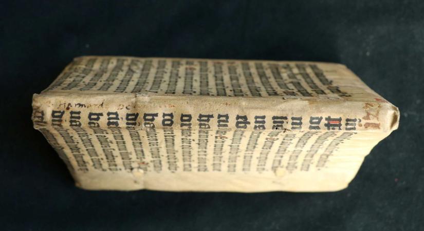 Szenzációs felfedezés: Gutenberg 36 soros Bibliájának töredéke került elő