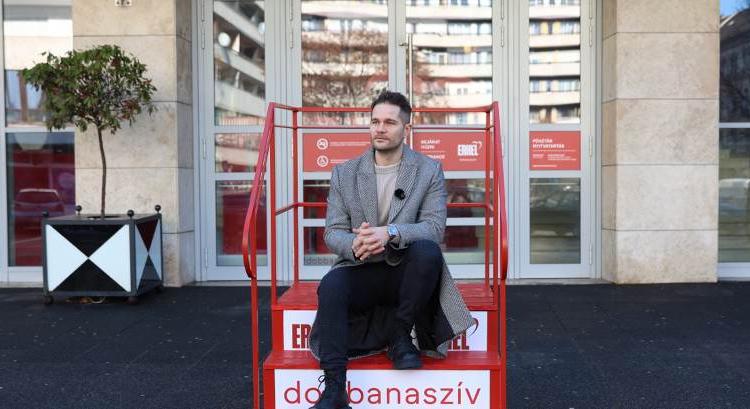 A balatoni strandokat idézi utcai installációin az Erkel Színház szerte Budapesten