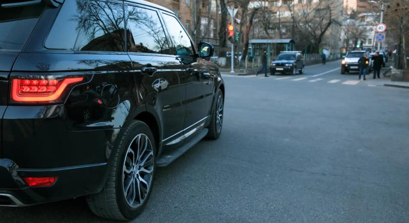 Elegük van a budapestieknek: Magasabb díjat és szigorítást akarnak a terepjárókra