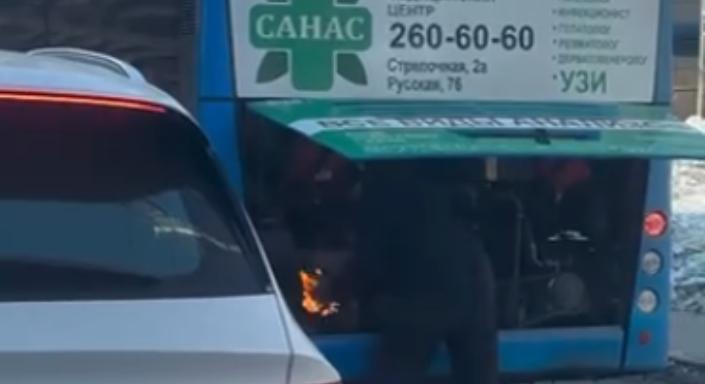 Lángra kapott a busz, az orosz sofőr puszta kézzel oltotta el a tüzet