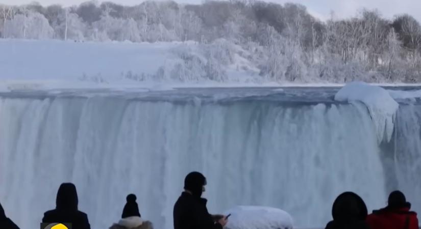 Tátva marad a turisták szája a befagyott Niagara vízesés láttán