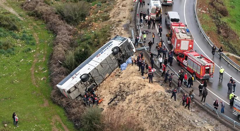 Tragédia: kilenc ember meghalt egy törökországi buszbalesetben