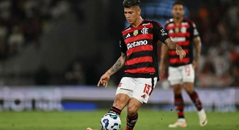 Szürreális jelenet: a bíró megvárta a szünetet, csak azt követően állította ki a focistát