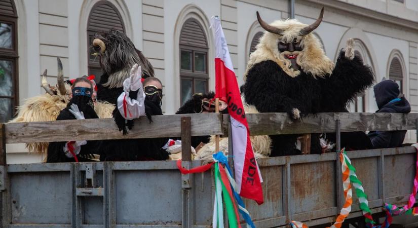Népszokás és közösségépítés: busók lepték el az Erzsébet teret