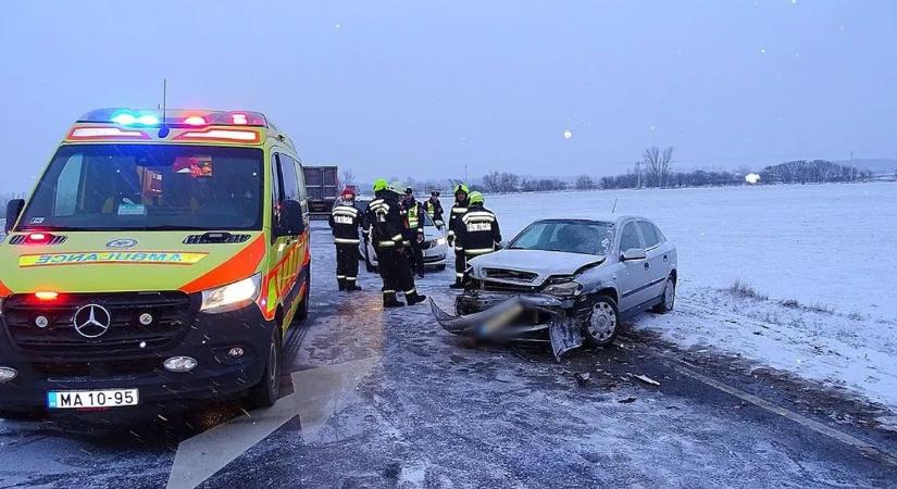Megérkeztek a képek a jégpáncélon frontálisan ütköző autókról