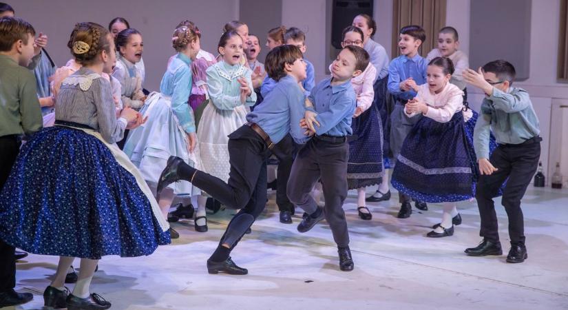 Három generáció táncolta el a Mezőföld történetét a Malom utcai Táncházban (galéria, videó)